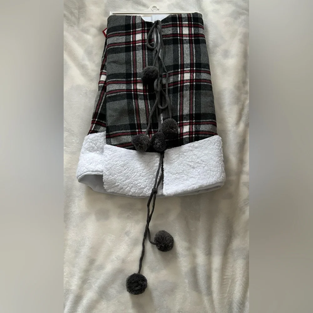 Plaid Holiday Tree Skirt with White Cuff